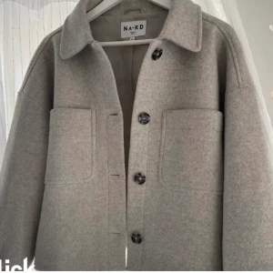 NA-KD jacka  - Säljer denna kappan endast för ett bra bud, frakten ingår självklart! Inga synliga skador, är som ny😌