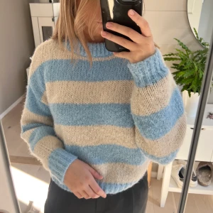 Stickad randig tröja - Blå/vit stickad randig tröja  Supermysig och varm. Storlek XS (passar mig som vanligtvis har S) Klicka ej på ”köp nu” 