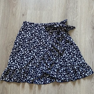 Blå Kjol - Säljer denna mörkblåa kjolen från Shein. Köpt förra sommaren men oanvänd💕💕