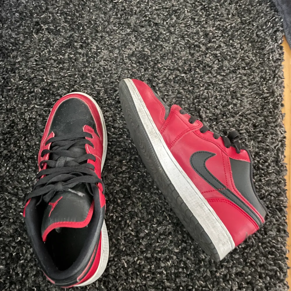 Jordan 1 köpt på zalando knappt andvända då dom va för små Storlek 40 . Kengät.