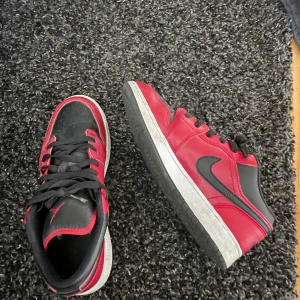 Jordan 1  - Jordan 1 köpt på zalando knappt andvända då dom va för små  Storlek 40 