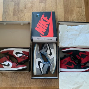 Jordan 1 - •Jordan 1 mid Chicago black toe US 9/ EU 42.5 9/10 minimal creasing Originallåda ingår Pris 2000kr •Jordan 1 retro high university blue US 10,5/ EU 44.5 6/10 Slitna men har mer att ge.  •Jordan 1 mid banned US 10/ EU 44 9/10 minimal creasing OGlåda 1500kr