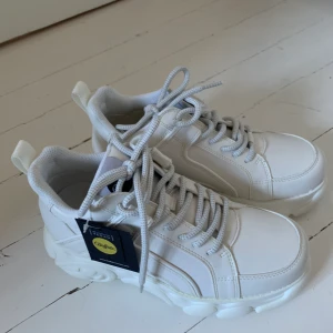 Buffalo white sneakers - Vita oanvända sneakers från Buffalo med nypris på 177 euro(ca 1800kr) och lapp samt linnepapper kvar.