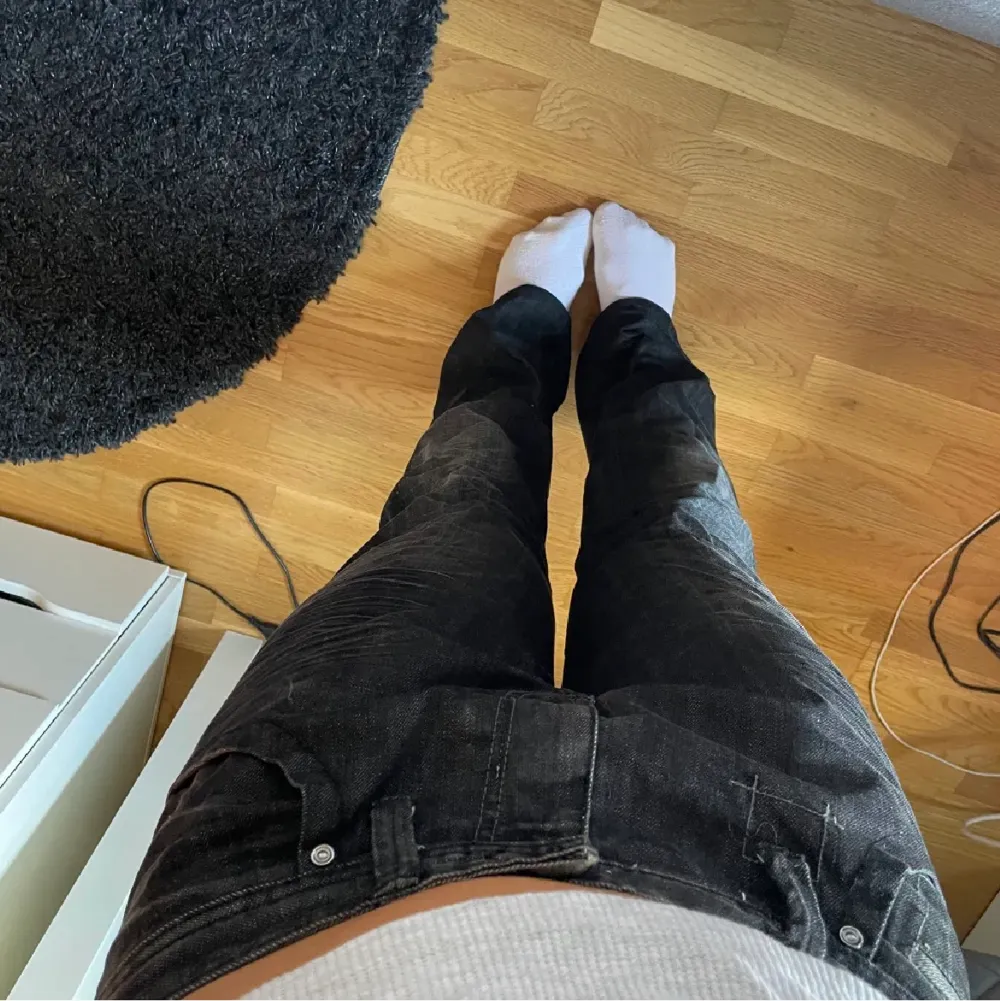 Oversized svarta jeans i storlek 30. Innerbenslängd 80 midjemått rakt över 42💕. Jeans & Byxor.