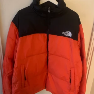 North face strlk XL  - Jag säljer min north face jacka då jag har växt ur den, den har en väldigt otydlig defekt. Den är liten i storleken så man kan säga att den är i L. Ny pris 3000kr