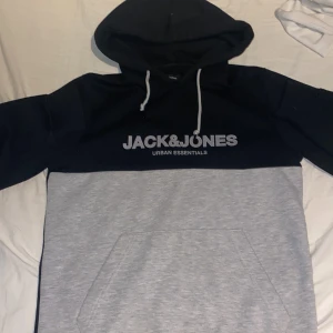 Svart grå Jack & jones - Skön hoodie som aldrig används längre.