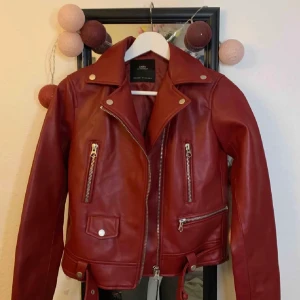 Zara röd skinnjacka  - Storlek S men sitter lite tajtare