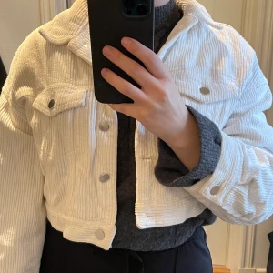 Zara jacka  - Säljer min fina manchester jacka från zara, med vit teddy foder i! Kort i modellen