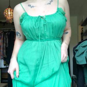 Jättefin grön långklänning 