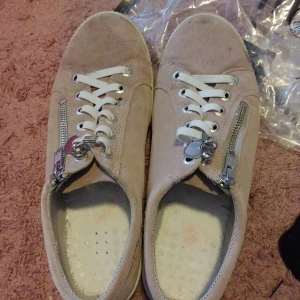 Skor - Jag minns inte vad det var för märke på de här skorna de är använda men de går fortfarande att använda och är bra skick storleken är 38 de har väldigt fina detaljer de är beige bruna med lite mer åt det beiga hållet de är sköna och bekväma att ha på sig