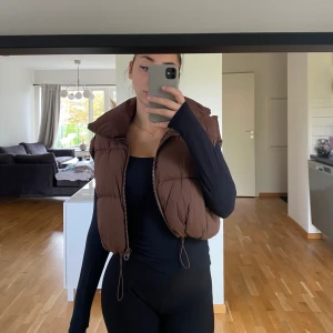 Brun väst - Brun väst från Zara i storlek L-XL. Passar vilken storlek som helst beroende på hur man vill ha den🤎