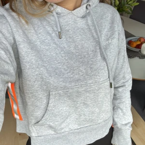 Croppad hoodie strl xxs - Jättesnygg croppad hoodie med reflex under armarna från H2OFagerholt strl xxs. Knappt använd.  Nypris ca 3000kr