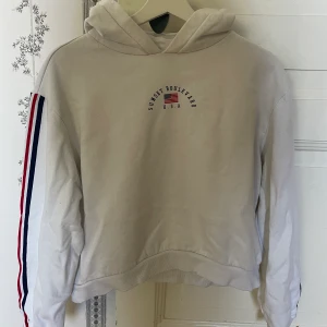 Hoodie från H&M - Vit hoodie med tryck och ränder längst med ärmarna. Köpt på H&M och är i använt skick, ganska kort i modellen skulle jag säga! Storlek M!