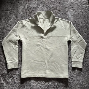 Arket  1/4zip - Plagget är i mycket bra skick är aldrig andvänd. Meddel för intresse !