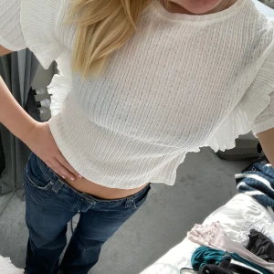 Vit blus - Vit snygg blus från zara med volanger. Bra skick, strl 14-16år. Köparen står för frakten💓