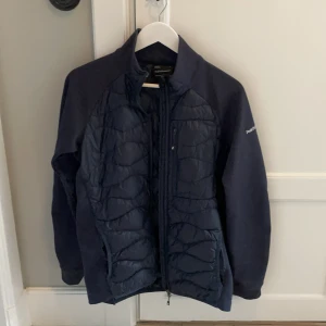 Peak väst/jacka  - Fint skick, säljer pga storleken