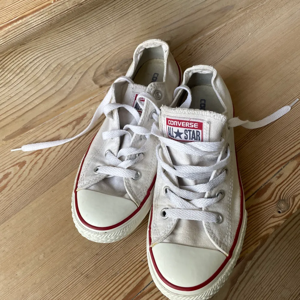 Lite slitna converse från tiden jag hade storlek 35. Kul om de kommer till användning igen⭐️ . Skor.