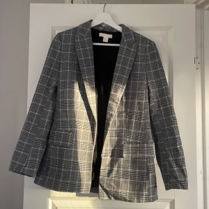 Kavaj - Snygg kavaj! Ej använd mycket! Dock har den fått små noppror som dock ej syns🥰