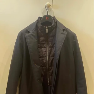 Rock - Har nu tänkt sälja min äkta Canali Navy Blue rock köpte rocken för 12000, använt den typ 5 gånger, och den är i som ny skick. Har du fler frågor kontakta gärna. Rocken fungerar i alla väder