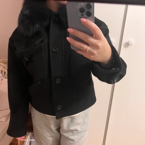 Meotine jacka svart - Meotine jacka köpt på hemsidan använd några ggr bra skick köptes för 2800