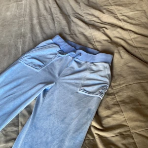 Juicy Byxor - Säljer ett par juicy som är använda ungefär 2 gånger! Inga hål eller fläckar. Ser helt nya ut! I storlek M och färgen powder blue. Köpta för ungefär 2 månader sen. Kontakta för köp!💕💕💞