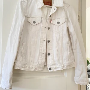 Levi’s jeansjacka  - Säljer min helt oanvända jeansjacka ifrån Levi’s.🤍  Hör av er vid frågor eller intresse.🥰  Har rensat min garderob så kika gärna på mina övriga annonser.😍