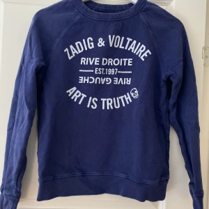 Zadig & Voltaire tröja - Säljer nu min fina Zadig tröja då den inte kommer till användning.💙  Hör av er vid frågor eller intresse.🥰  Har rensat min garderob så kika gärna på mina övriga annonser.😍