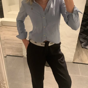 Skjorta Ralph Lauren - Blå skjorta från Ralph Lauren. Storlek XS/S. Använd en gång. Nypris 1195 kr. Mitt pris 100 kr. 