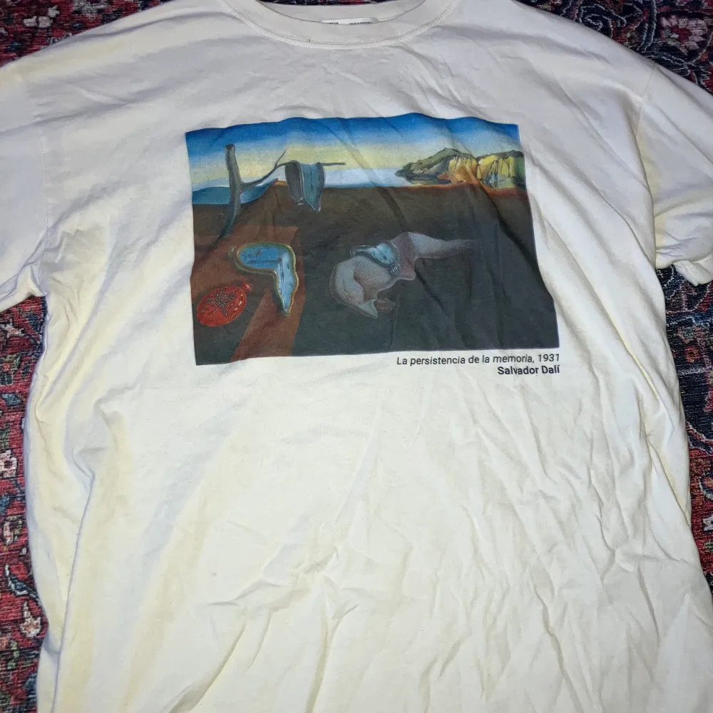 Salvador Dalí t-shirt från pull&bear, off white färg.. T-shirts.