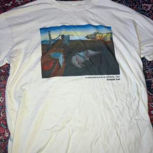 Salvador Dalí t-shirt från pull&bear, off white färg.