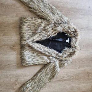 Fuskpälsjacka  - Fuskpälsjacka från Nelly i storlek 36. I fint skick då den inte använts så mycket. Kort modell. Skulle säga att den är mer som en 34.a