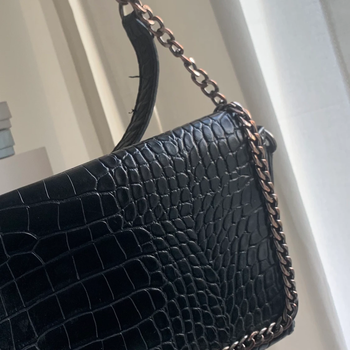 Väska med kedjedetalj - 90