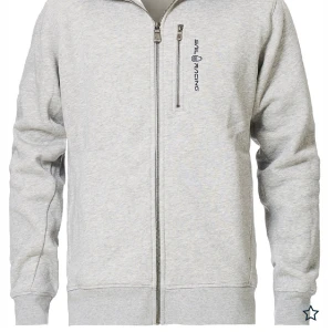 Snail racing hoodie i stl M.🤩 - Nästan helt oandvänd då den inte var min stil. Helt klart i nyskick. Köpte för 1500kr, säljer för 750kr + frakt🥰😍 !! Skicka meddelande om du vill köpa, Inte via köp nu!!