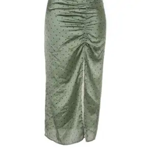 En grön prickig kjol ifrån zara storlek Xs och är jätte fin. Använd en gång därav bra skick. 