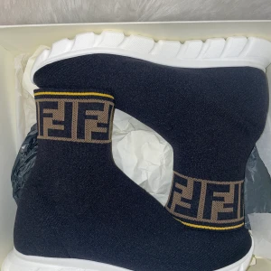 Fendi socksneakers  - Köpta från hemsidan ”miinto” kan skicka med order bekräftelse på skorna !  I storleken 35 , aldrig använda då de var för små.  Med följer låda och dustbag.