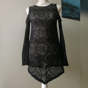 Top från Killstar - Gia Lace Tunic strl S från Killstar.  Slutsåld och tillverkas inte längre. Cold shoulders och utsvängda ärmar, i ett otroligt vackert mönstrat spetstyg.  Perfekt skick! 