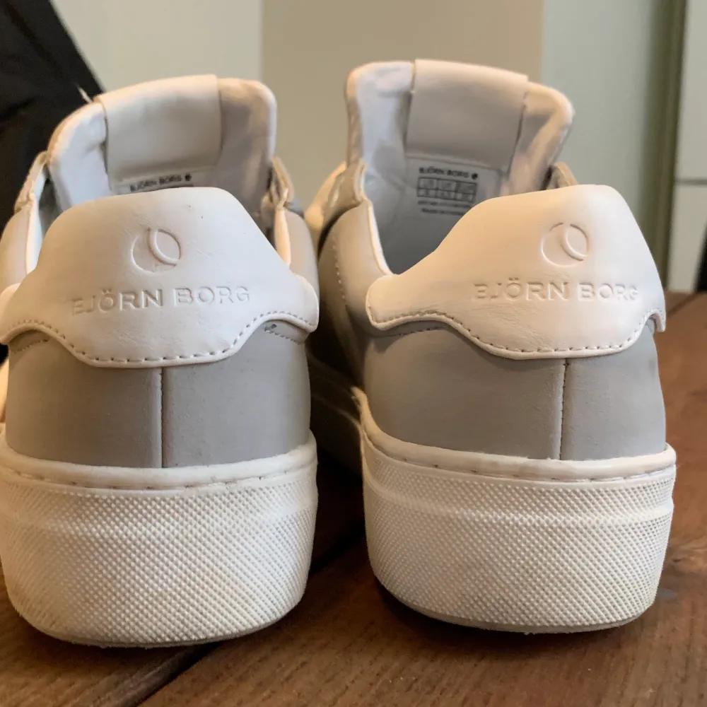 Använda Max 1 dag Den är som nya du kan till och med känna doften av nya skor utav de. 👞 Det är storlek 37. Passar både tjejer och killar. Säljes billigt vid snabbaffär. 🫣 Jag kan även skicka de för 45:- extra. . Kengät.