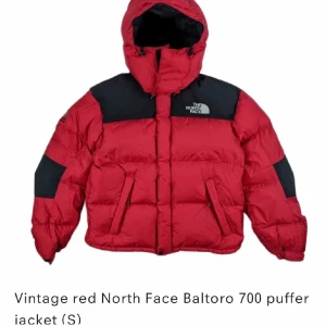 North Face jacka - Skitsnygg vintage jacka från North Face. Tyvärr för liten för mig. Etiketten sitter kvar men den är som sagt vintage så har små slitningar.  Etiketten säger XL men köpte den på puré vintage som S och skulle även säga att det stämmer bra med hur den sitter