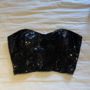 Fest topp - Glittrig fest topp i storlek M från bikbok i nyskick💕