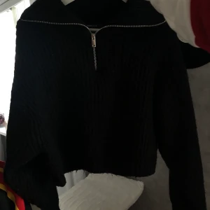 Stickad tröja - Supermysig stickad tröja med dragkedja ifrån gina tricot. Storleken är M. Köparen står alltid för frakten!💕