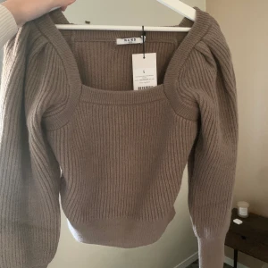 Stickad tröja  - Brun stickad tröja från NA-KD. Aldrig använd och lappen kvar.