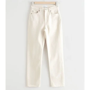 & other stories beiga jeans - Jeans från & other stories i mycket bra skick. Storlek är 25/28. Väldigt bekväma! Nypris var ca 800kr.