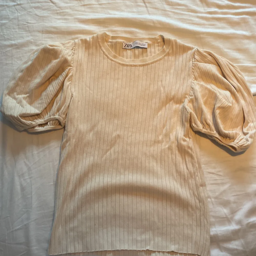 Oanvänd finstickad tshirt från Zara i stl M mer som S. T-shirts.