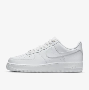 Nike air force 1 - Säljer vita air force 1, lite använda men fina! Skriv för fler bilder💕