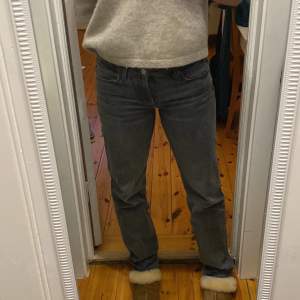 Jättesnygga lågmidjade grå Zara jeans. Storlek 38 men passar även 36. 