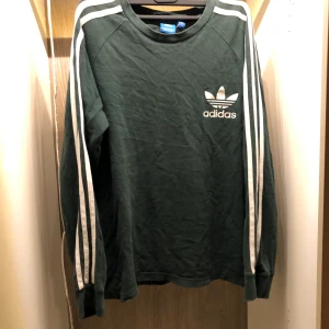 Adidas långarmad tröja - Inte så använd bra skick och skit snygg 