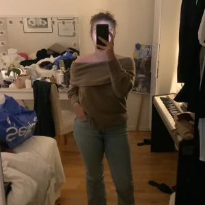 Stickad off shoulder tröja H&M - Superfin tröja från hm är enormt skön och varm tröja perfekt nu till vintern! 