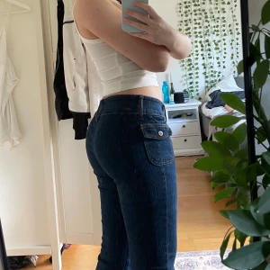 Brandy Melville jeans - Storleken är onesize. De är i bra skicka då de endast är använda ett fåtal gånger. Jag är 162. De är köpta för 600kr. Köparen står för frakt