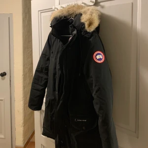 äkta canada goose jacka - En gammal äkta canada goose jacka som jag vill sälja. Den är några år gammal därav priset, men det finns inga skador eller liknande. Pris kan diskuteras om båda blir nöjda☺️ Det är en tjejmodell med äkta päls. Jackans nypris är ca 10 000 