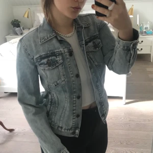 Jeansjacka - Sjukt snygg jeansjacka, nästintill oanvänd då jag tycker den är för liten! 
